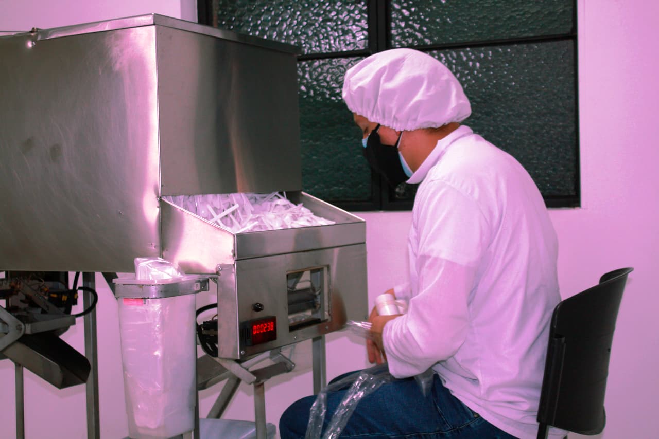 trabajador-maquilando